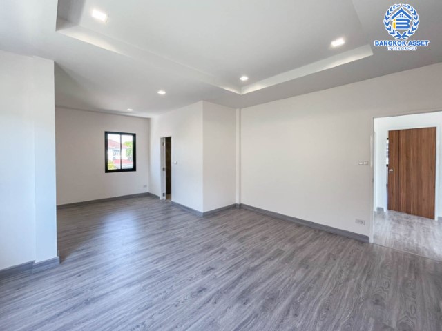 บ้านมือสอง ย่านกรุงเทพฯ ม.ชัยพฤกษ์ บางแวก เนื้อที่ 104.8 ตร.ว. ฟังก์ชัน 5 ห้องนอน 4 ห้องน้ำ จอดรถได้ 2 คัน บนทำเลเดินทางสะดวก เชื่อมต่อหลายเส้นทาง และเดอะมอลล์บางแค ทางด่วน "กาญจนาภิเษก" และรถไฟฟ้า "สถานีภาษีเจริญ"